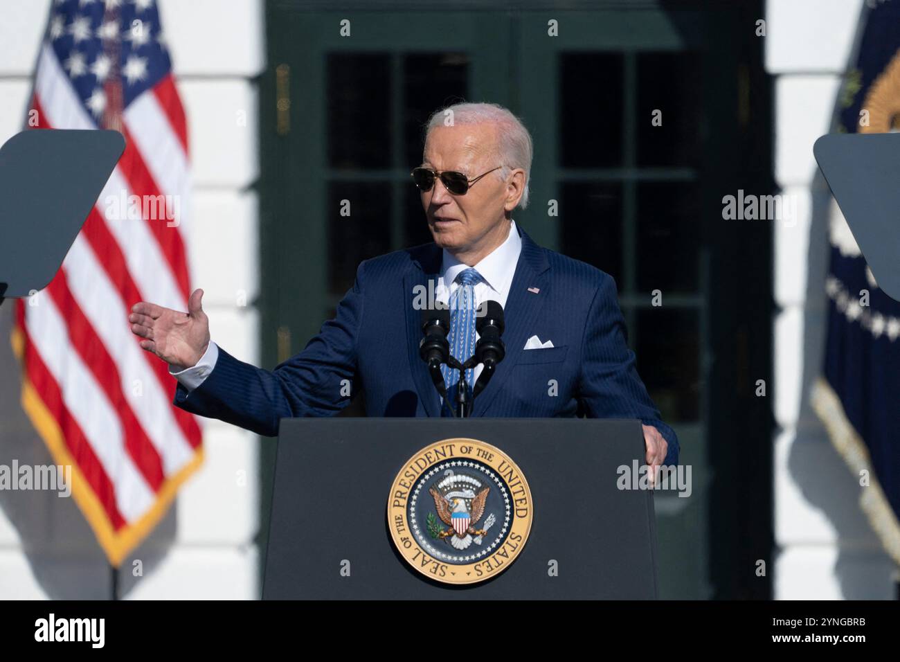 Washington, Usa. November 2024. US-Präsident Joe Biden begnadigt das National Thanksgiving Turkey im Weißen Haus in Washington, DC, USA, am 25. November 2024. Foto: Chris Kleponis/CNP/ABACAPRESS. COM Credit: Abaca Press/Alamy Live News Stockfoto