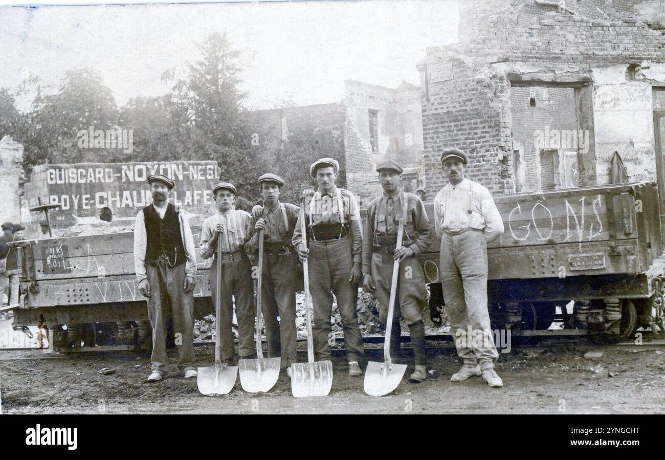 Carte Photo Outriers degageant voie ferree apres guerre 1914-18 Oise ou Aisne. Stockfoto