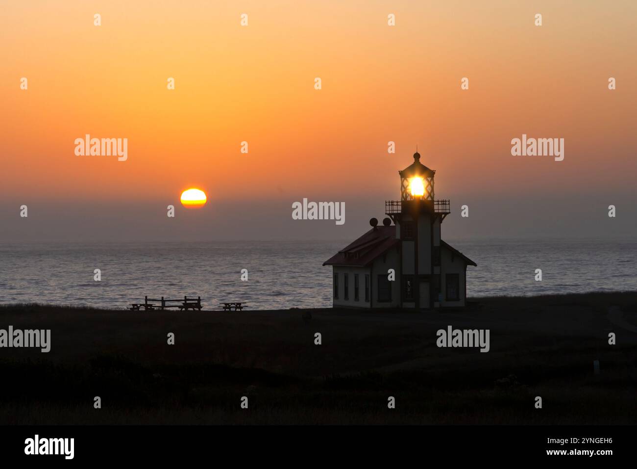 Die von den Briten gebaute Fresnel-Linse 3. Ordnung der Point Cabrillo Light Station wurde am 10. Juni 1909 erstmals beleuchtet. Der Leuchtturm und die Lichtwächter befinden sich Stockfoto