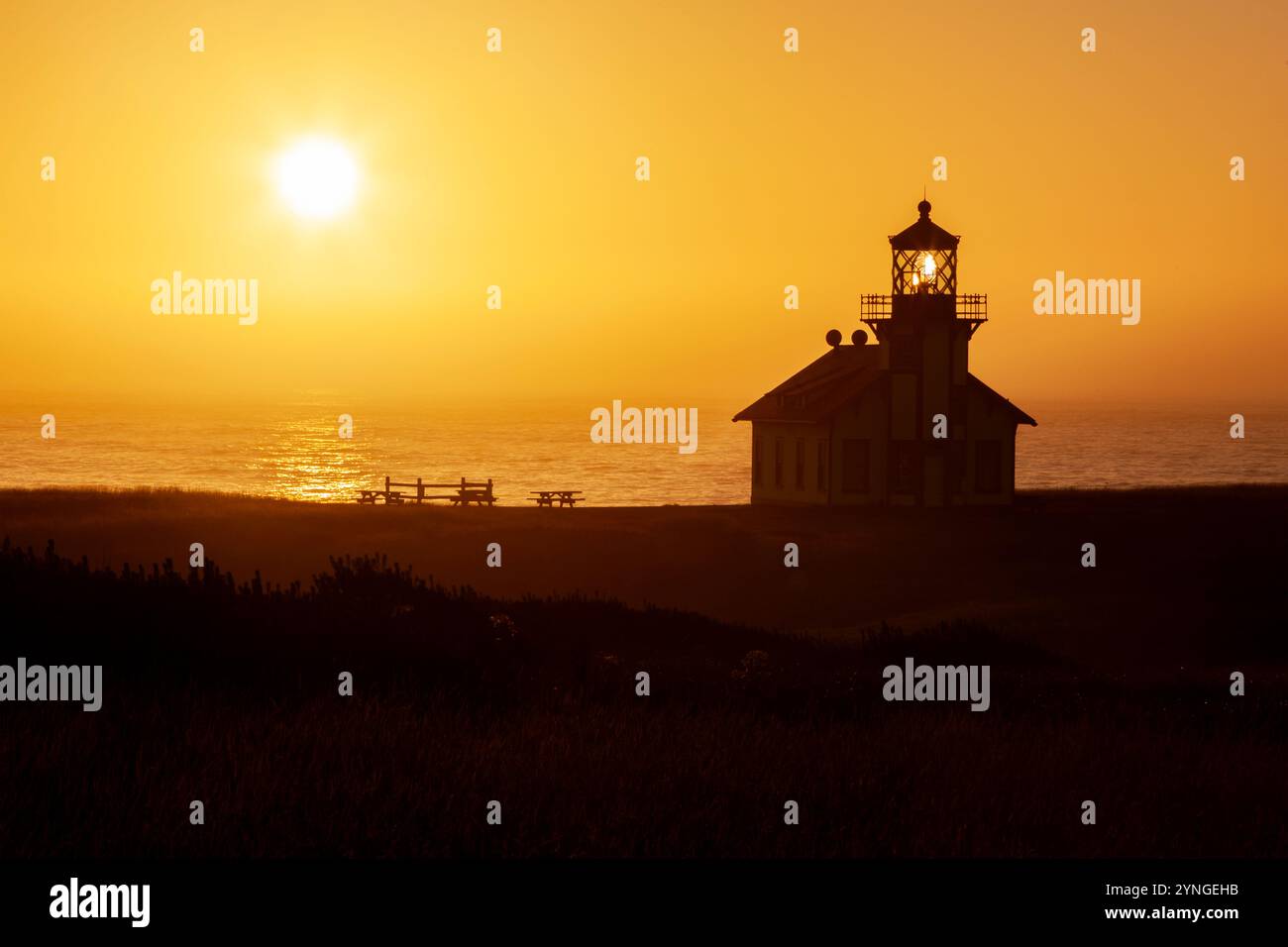 Die von den Briten gebaute Fresnel-Linse 3. Ordnung der Point Cabrillo Light Station wurde am 10. Juni 1909 erstmals beleuchtet. Der Leuchtturm und die Lichtwächter befinden sich Stockfoto