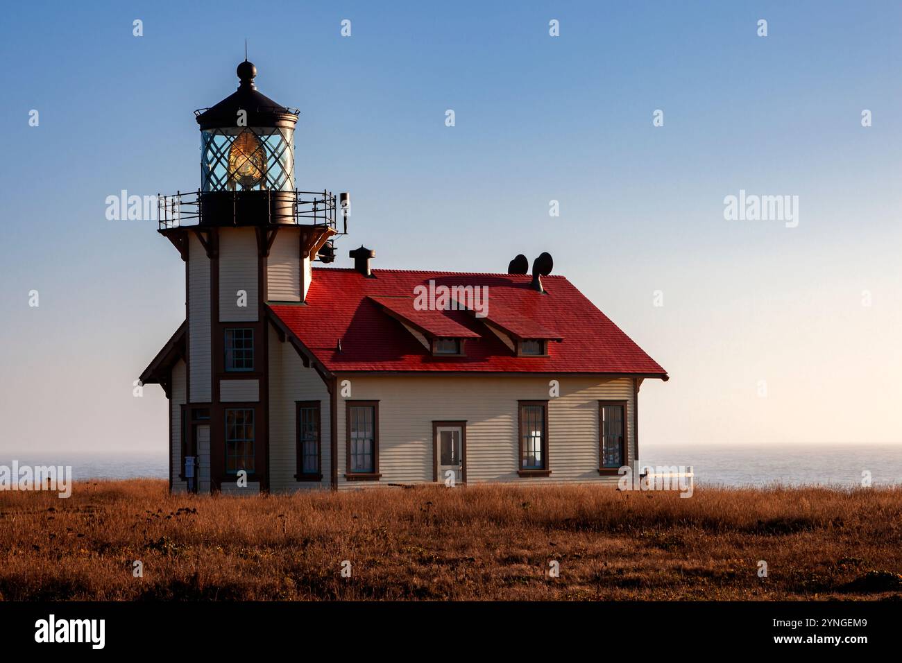 Der Point Cabrillo Lighthouse am Point Cabrillo State Park. Die von den Briten gebaute Fresnel Lens 3. Ordnung wurde erstmals am 10. Jue 1909 angezündet. Stockfoto