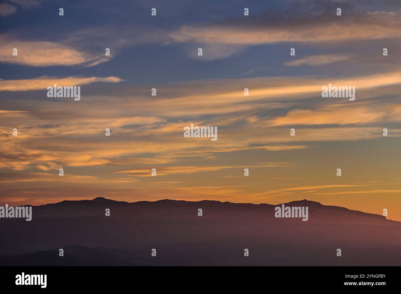 Sonnenaufgang von Montserrat mit der Silhouette der Bergkette Sant Llorenc del Munt am Horizont (Barcelona, ​​Catalonia, Spanien) Stockfoto