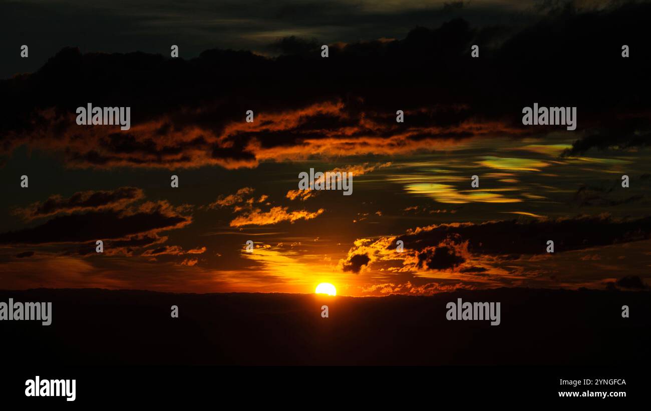 Sonnenaufgang aus der Wallfahrtskirche Queralt (Berguedà, Barcelona, ​​Catalonia, Spanien, Pyrenäen) ESP: Amanecer visto desde el santuario de Queralt (España) Stockfoto