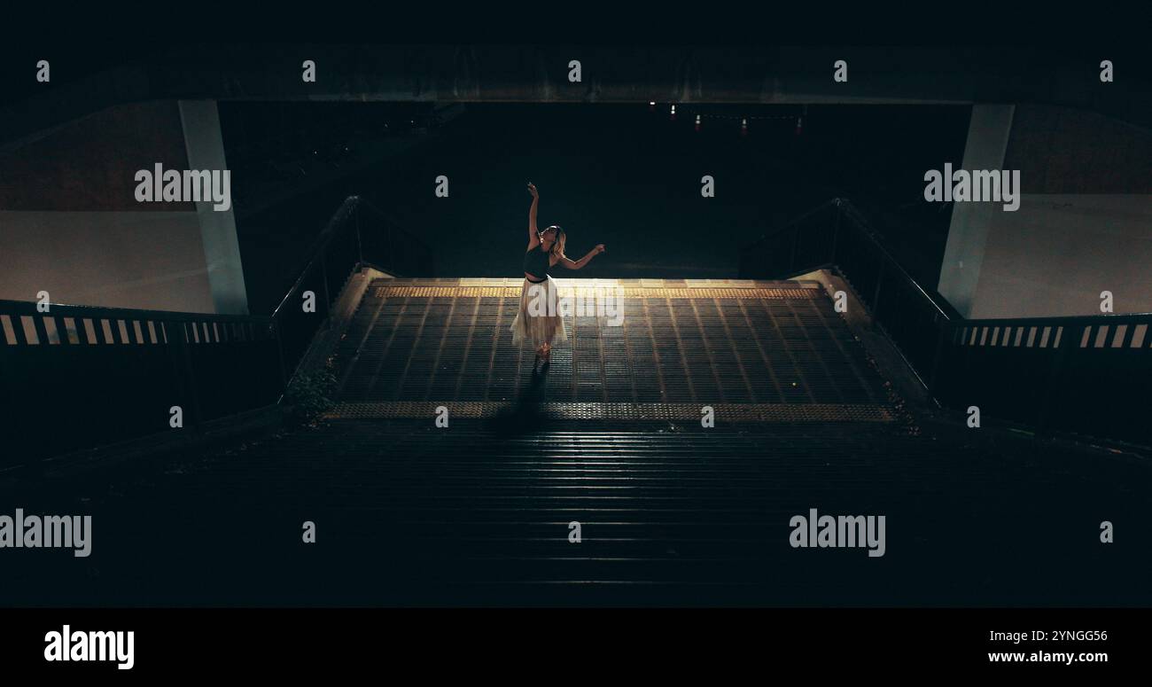 Japanische Frau, Tanz im Freien und Ballett bei Nacht zum Üben, Training oder Choreographie. Weibliche Person, Technik und Probe als Tänzerin oder Stockfoto