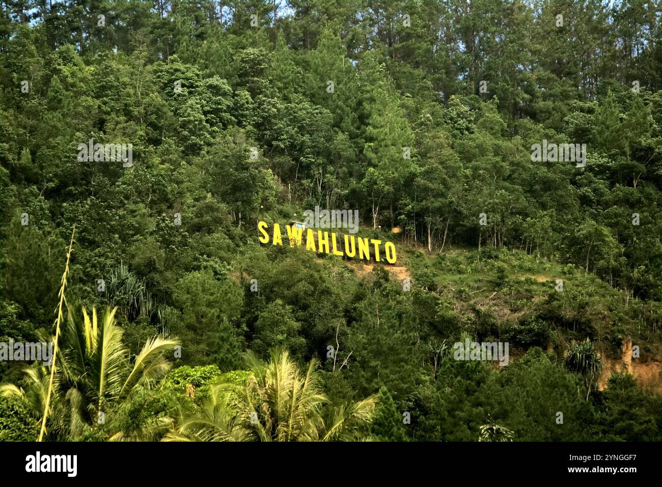 Sawahlunto Schild am Hang eines Hügels in Sawahlunto, einer ehemaligen Kohlebergbaustadt, die Ende des 19. Jahrhunderts von niederländischen Kolonialisten in West Sumatra gegründet wurde Stockfoto