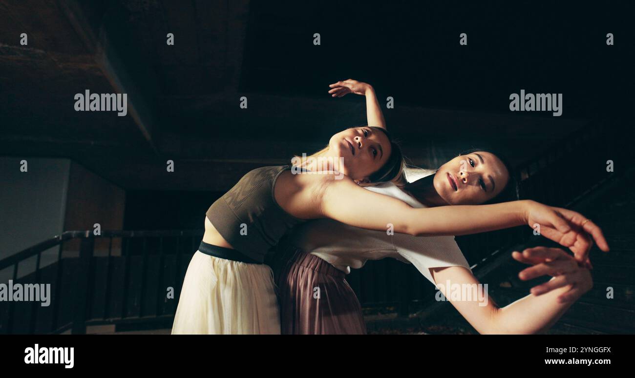 Japanische Frauen, Tanz im Freien und zeitgenössischer Tanz bei Nacht zum Üben, Training und Choreographie. Weibliche Menschen, Technik und Probe als Stockfoto