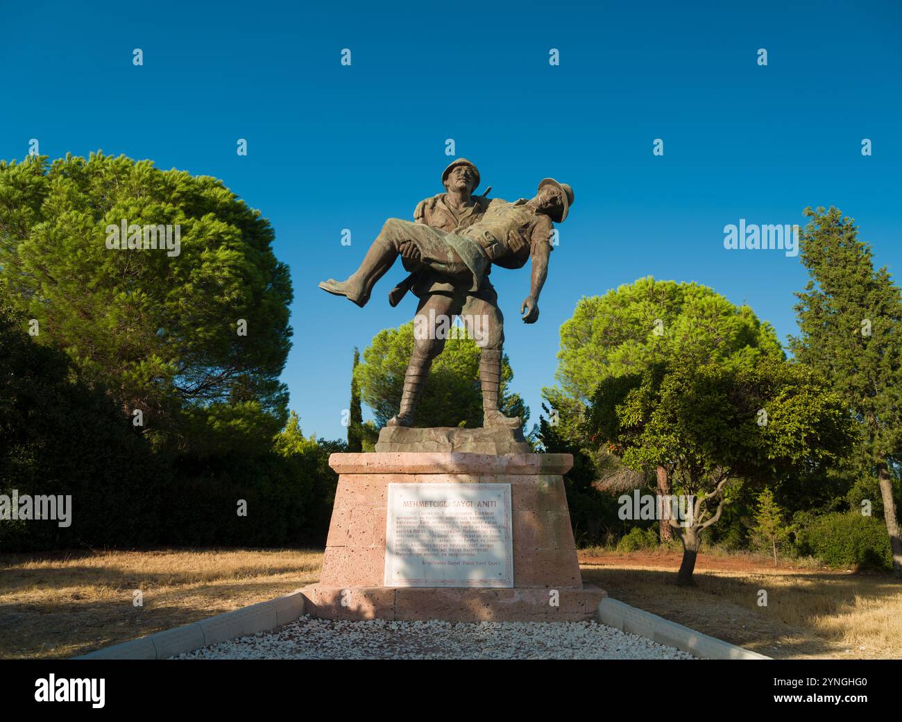 Canakkale, Türkei – 14. September 2024: Statue eines türkischen Soldaten mit einem verwundeten Anzac-Soldaten in der Schlacht von Gallipoli. Stockfoto