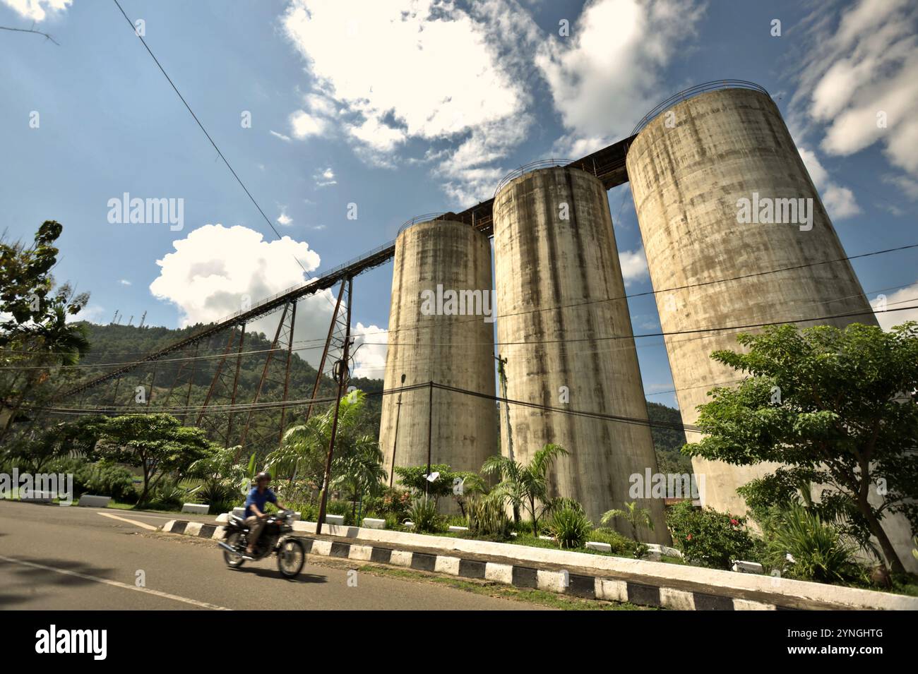 Kohlesilo in Sawahlunto, einer ehemaligen Kohlebergbaustadt, die Ende des 19.. Jahrhunderts von niederländischen Kolonialisten in West-Sumatra, Indonesien, gegründet wurde. Stockfoto