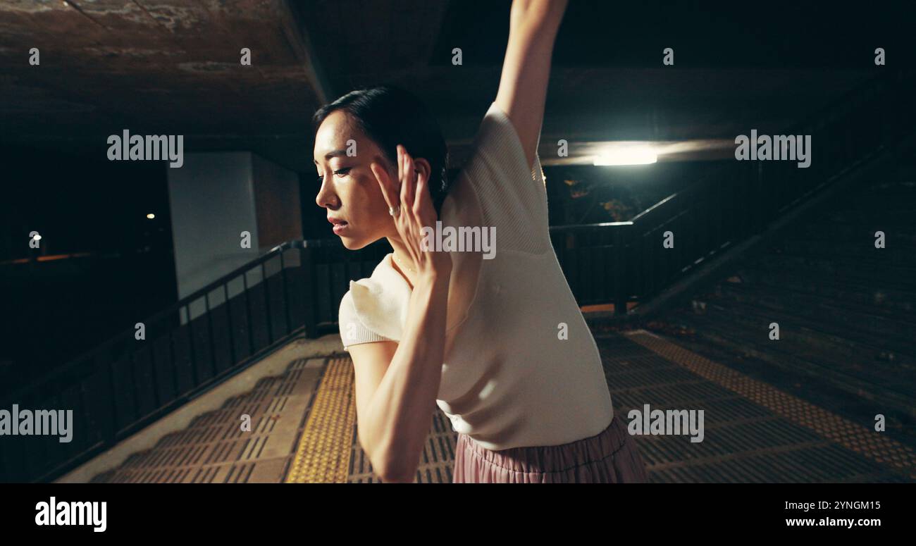 Japanische Frau, Outdoor und professionelle Tänzerin bei Nacht für Training, Training und Choreographie. Weibliche Person, Technik und Probe als Stockfoto
