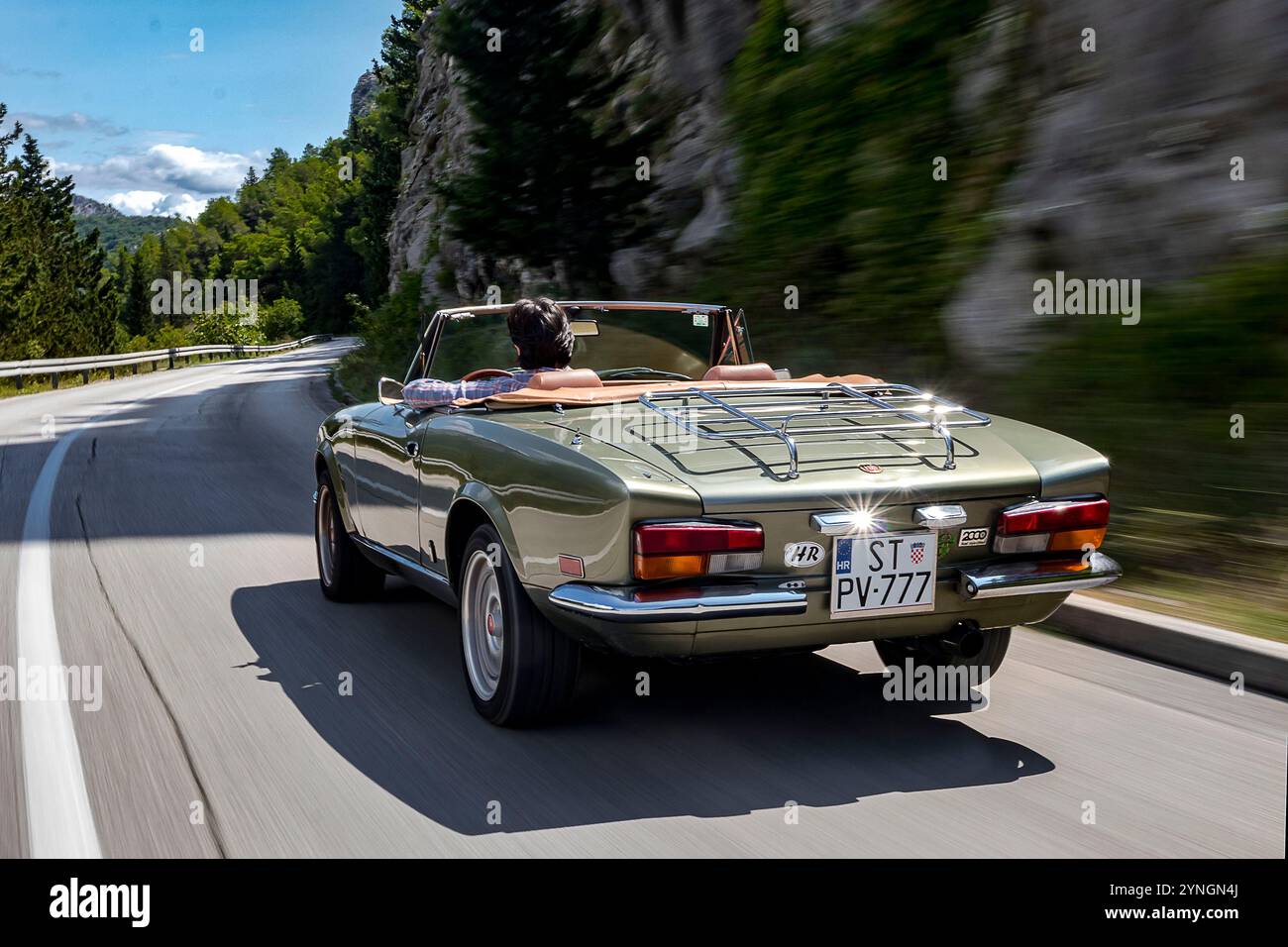 Legendärer klassischer Fiat Spyder auf der Straße. 124 Sport Spider, einer der langlebigsten Fiats, wurde 1966 vom Designstudio Pininfarina gestylt. Stockfoto