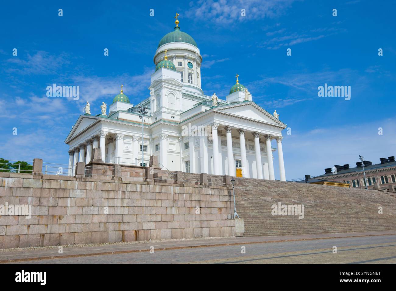 HELSINKI, FINNLAND - 11. JUNI 2017: Blick auf die Kathedrale St. Nicholas an einem sonnigen Juninachmittag Stockfoto