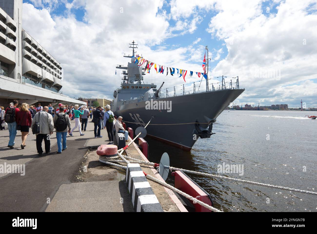 RUSSLAND, SANKT PETERSBURG - 02. Juli 2017: Das Mehrzweckpatrouillenschiff „Stoykiy“ nimmt an der jährlichen internationalen Maritime Defense Show Teil Stockfoto