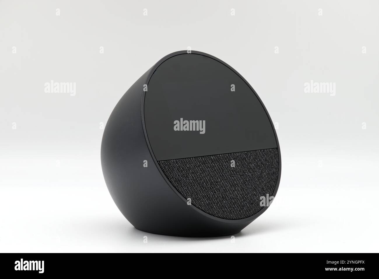 Amazon Echo Spot. Alexa, virtuelle Assistentin KI. Stockfoto