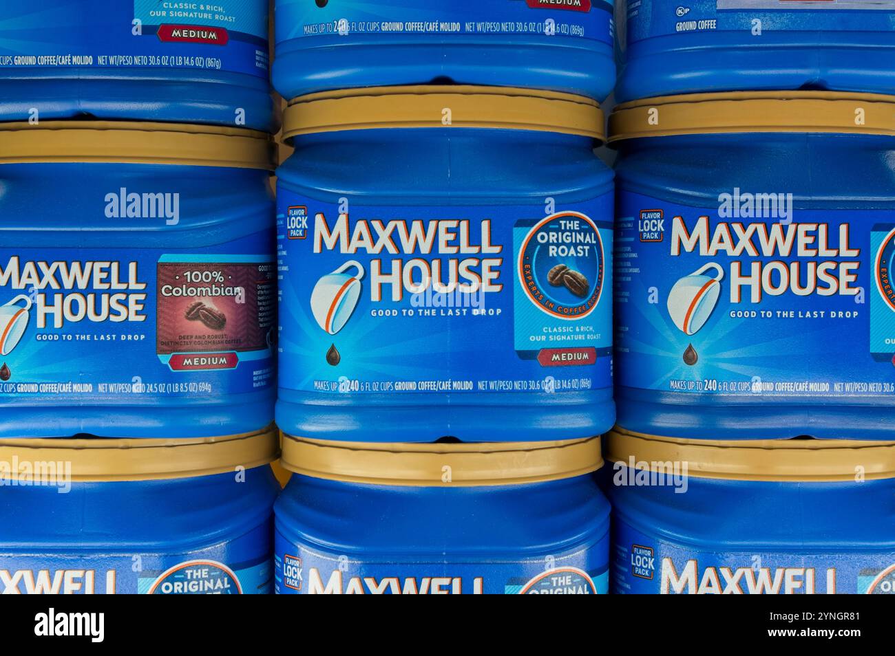 Crossville, TN USA / 24-11-2024 - Kaffeewannen von Maxwell House auf einem Lebensmittelregal Stockfoto