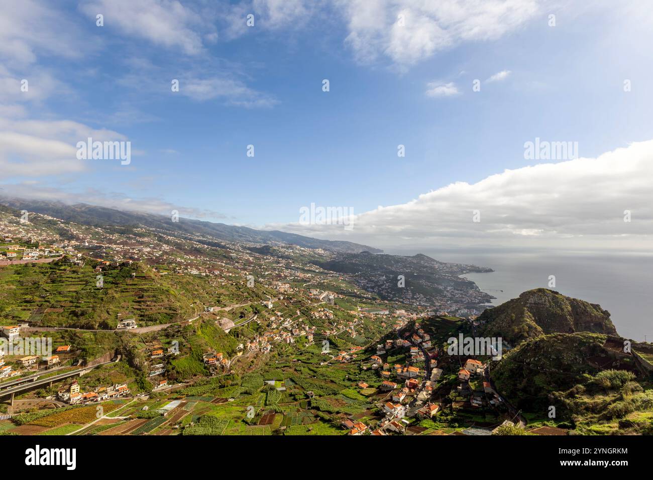 Aussichtspunkt „Skywalk Cabo Girão“ von Europas höchster Klippe auf der Insel Madeira (Portugal) Stockfoto