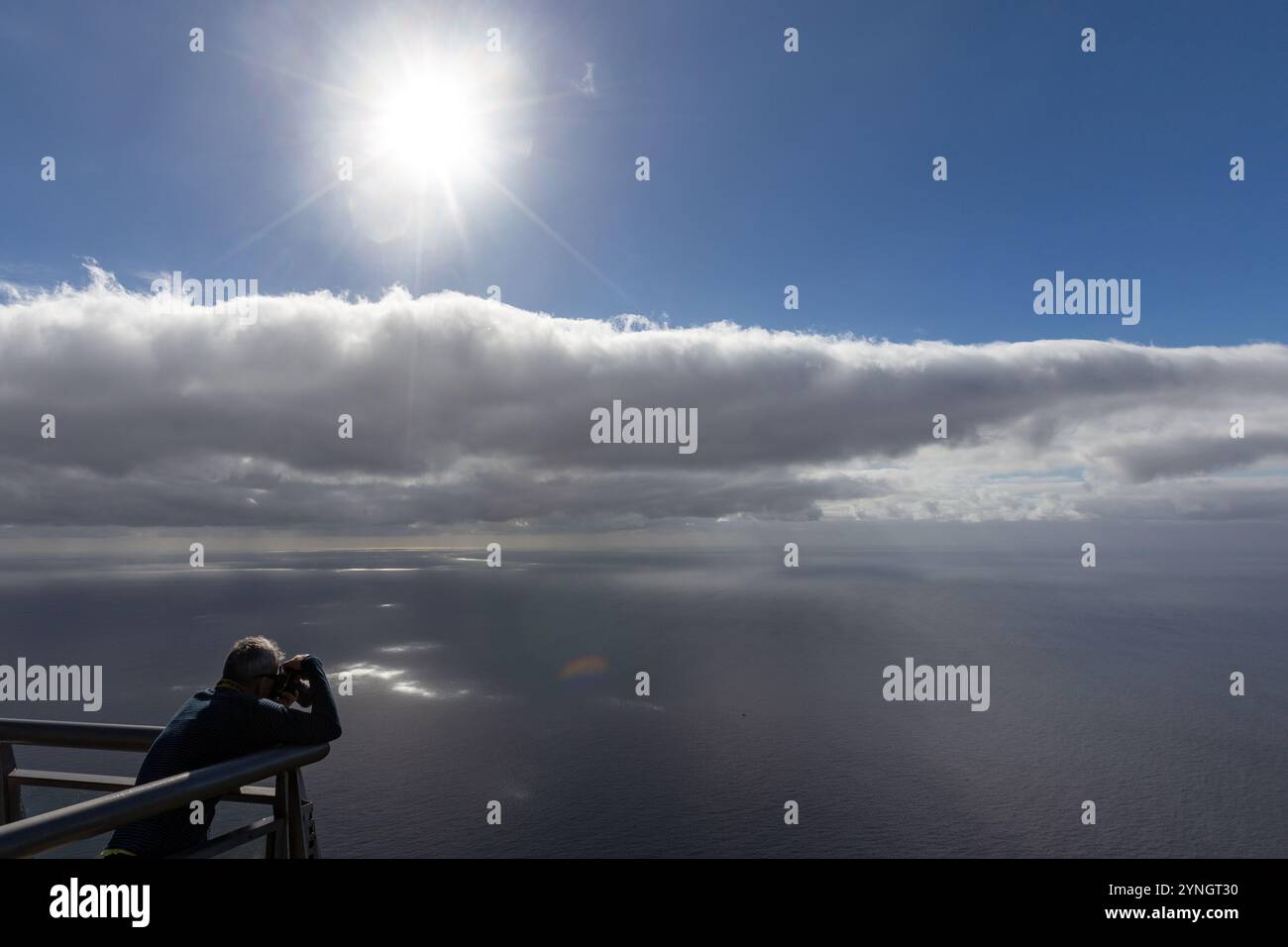 Aussichtspunkt „Skywalk Cabo Girão“ von Europas höchster Klippe auf der Insel Madeira (Portugal) Stockfoto