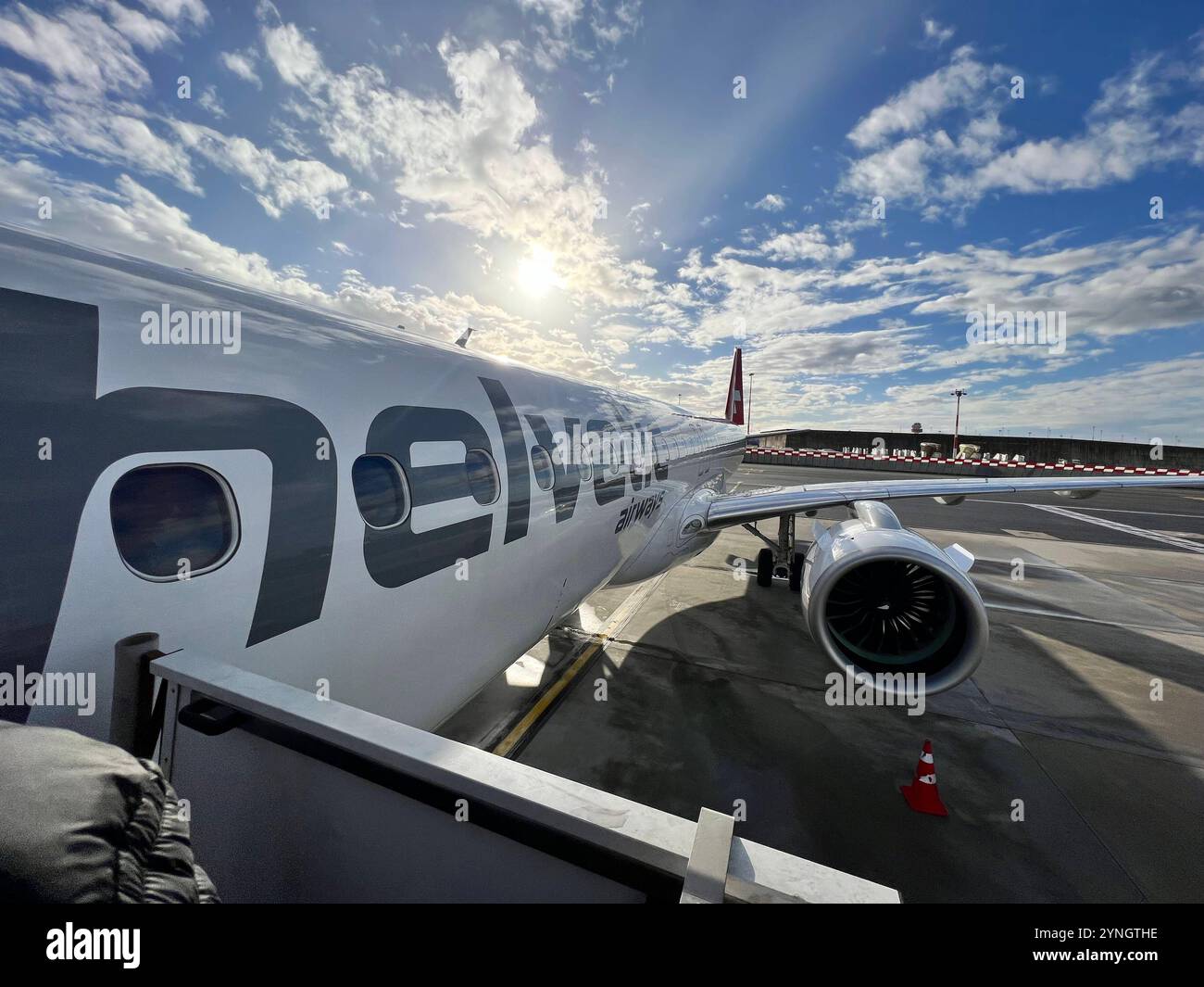 Boarding mit Passagieren auf dem Rollfeld des Flughafens der Schweizer Fluggesellschaft Helvetic Airways, die im Auftrag der Swiss operiert. Embraer 195 Schweiz *** Boarding mit Passagieren auf dem Rollfeld am Flughafen der Schweizer Fluggesellschaft Helvetic Airways, die im Auftrag der Swiss Embraer 195 Schweiz tätig ist Copyright: xx Stockfoto