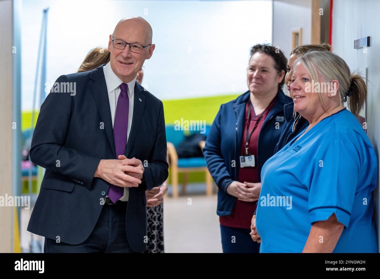 Der erste schottische Minister John Swinney spricht mit den Mitarbeitern des NHS, bevor er seine Wintergrippeimpfung im Blairgowrie Community Hospital in Perthshire erhält, da er die Wichtigkeit der berechtigten Personen hervorhebt, die Winterimpfungen erhalten, wenn sie eingeladen werden, sich selbst und andere vor durch Impfung vermeidbaren Krankheiten zu schützen, während Viren zirkulieren, und den NHS in diesem Winter schützen. Bilddatum: Montag, 25. November 2024. Stockfoto