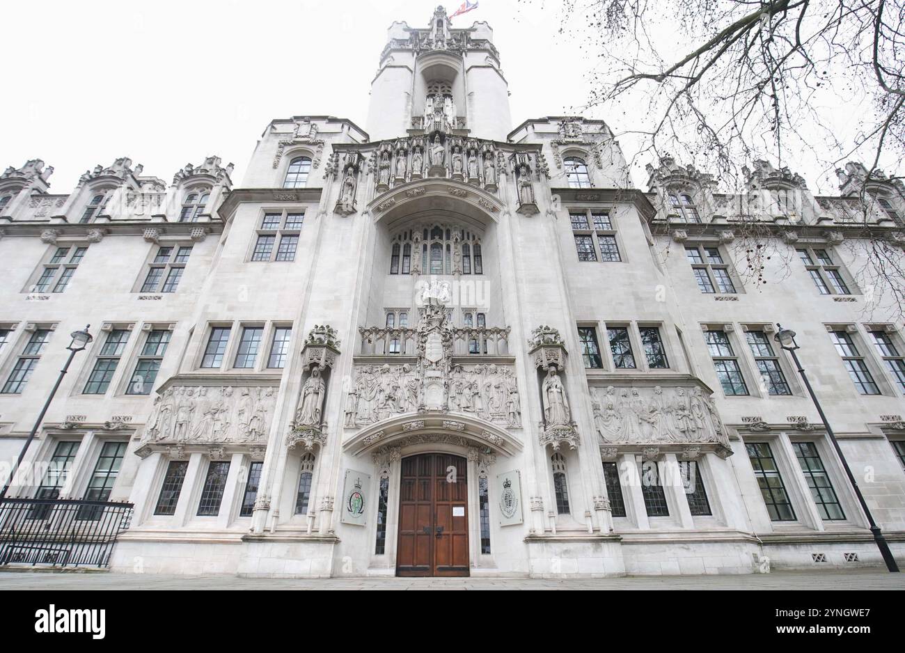 Aktenfoto vom 3/2021 des Obersten Gerichtshofs des Vereinigten Königreichs auf dem Parliament Square im Zentrum von London. Am Dienstag beginnt vor dem Obersten Gerichtshof des Vereinigten Königreichs eine rechtliche Anfechtung darüber, ob Transfrauen im Sinne des Equality Act von 2010 als weiblich angesehen werden können. Die Klage ist die jüngste in einer Reihe von Herausforderungen, die von der Wahlkampfgruppe für Frauen Schottland (FWS) im Hinblick auf die Definition des Begriffs "Frau" in schottischen Rechtsvorschriften gestellt wurden, wonach Frauen zu 50 % in öffentlichen Gremien vertreten sind. Ausgabedatum: Montag, 25. November 2024. Stockfoto