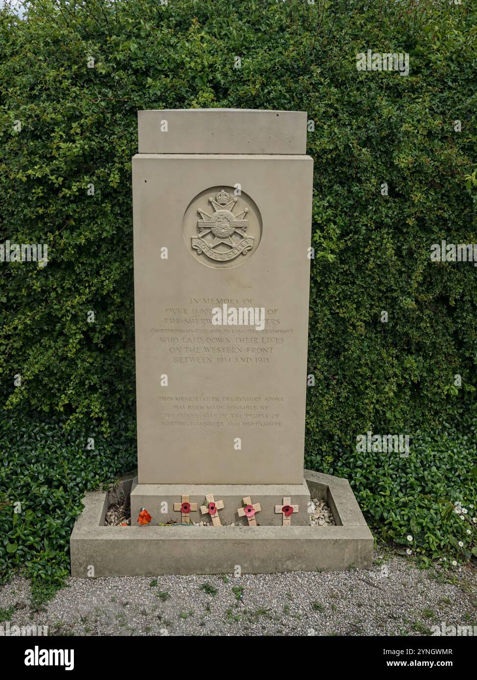 YPERN, BELGIEN - 25. MAI 2014: Gedenkstätte für die Gefallenen des Sherwood Foresters (Nottingham und Derbyshire) Regiment auf dem Tyne Cot Cemetery Stockfoto