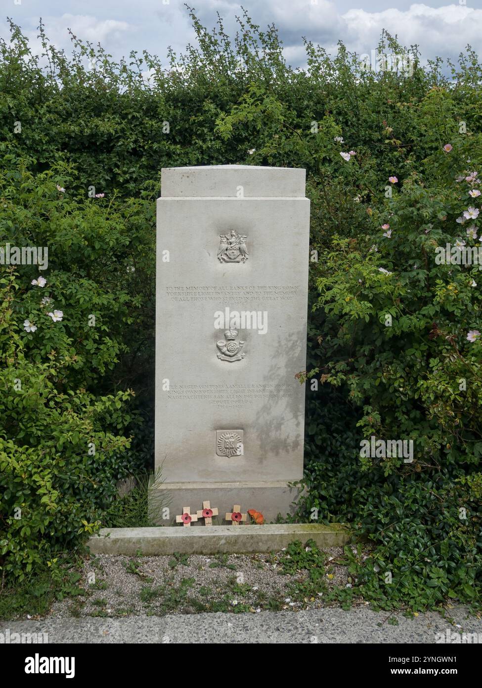 YPERN, BELGIEN - 25. MAI 2014: Denkmal für die Gefallenen der Könige im Yorkshire Light Infantry (KOYSLI) Regiment auf dem Tyne Cot Cemetery Stockfoto