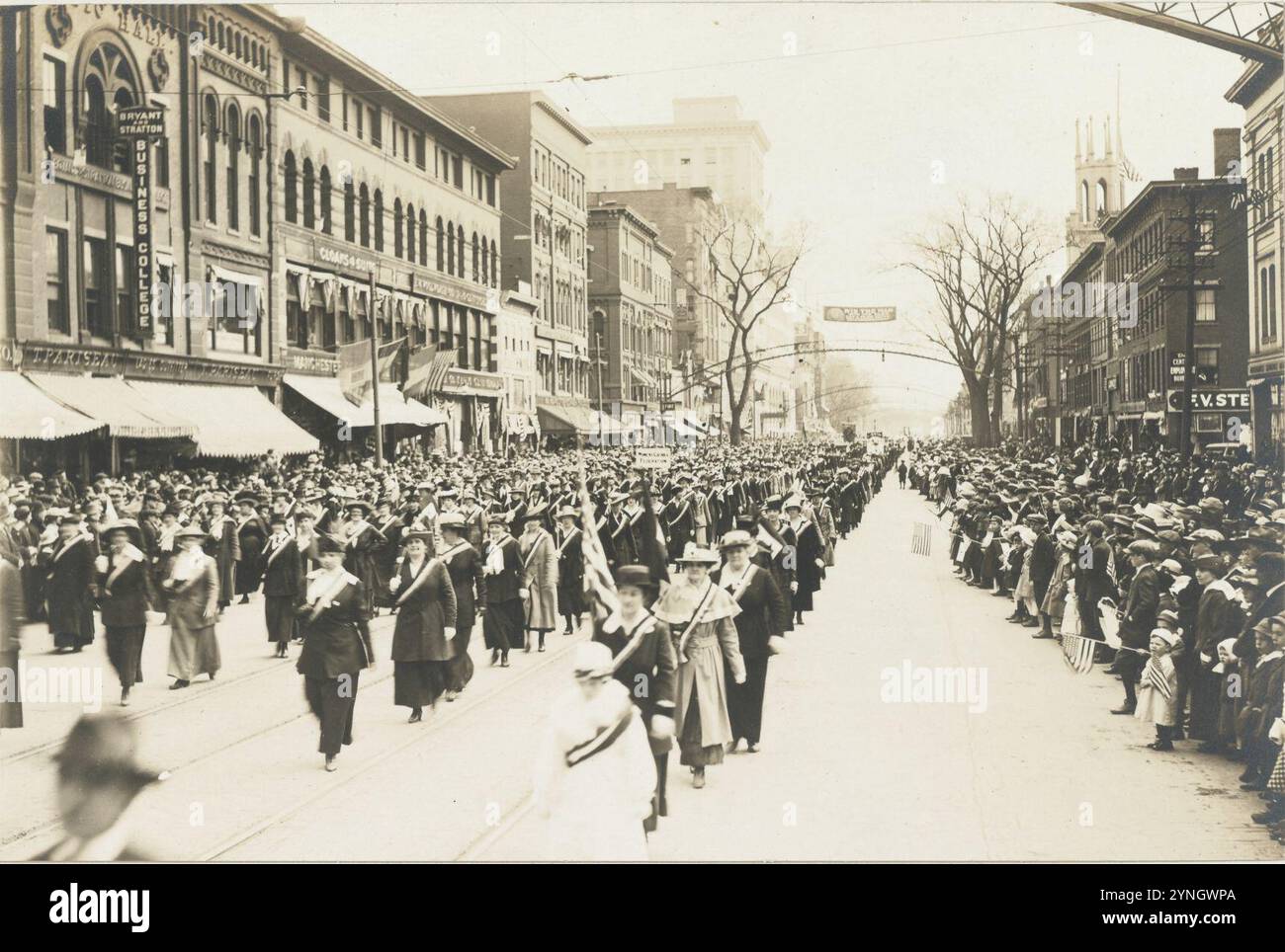 FEIERLICHKEITEN FÜR KRIEGSAKTIVITÄTEN, MANCHESTER, N.H. Women Bond Workers in Third Liberty Loan Parade 165-ww-237A-023. Stockfoto