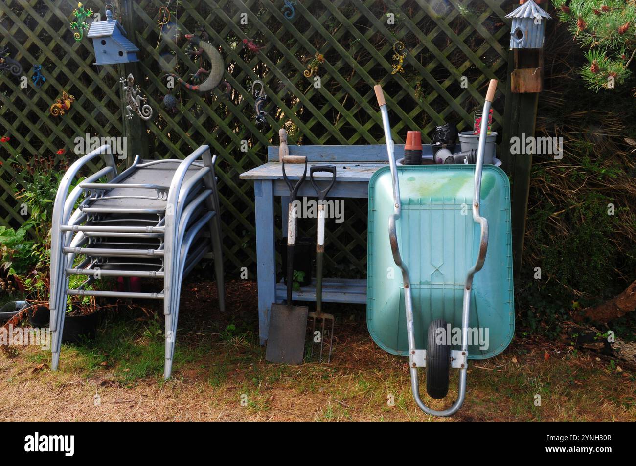 Gartengeräte und Gartenstühle Stockfoto