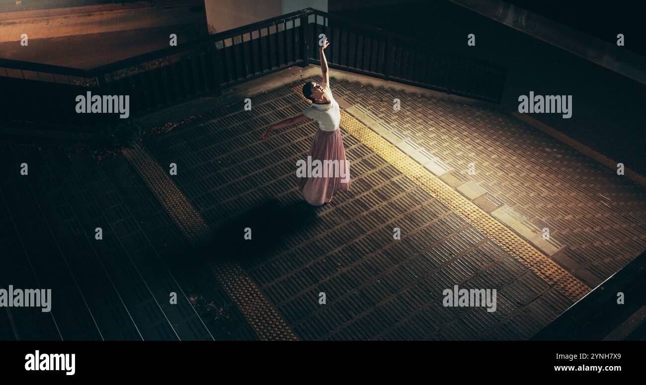 Japanerin, Outdoor und Ballerina als Tänzerin für Training, Training und Choreographie bei Nacht. Weibliche Person, Technik und Ballettprobe Stockfoto