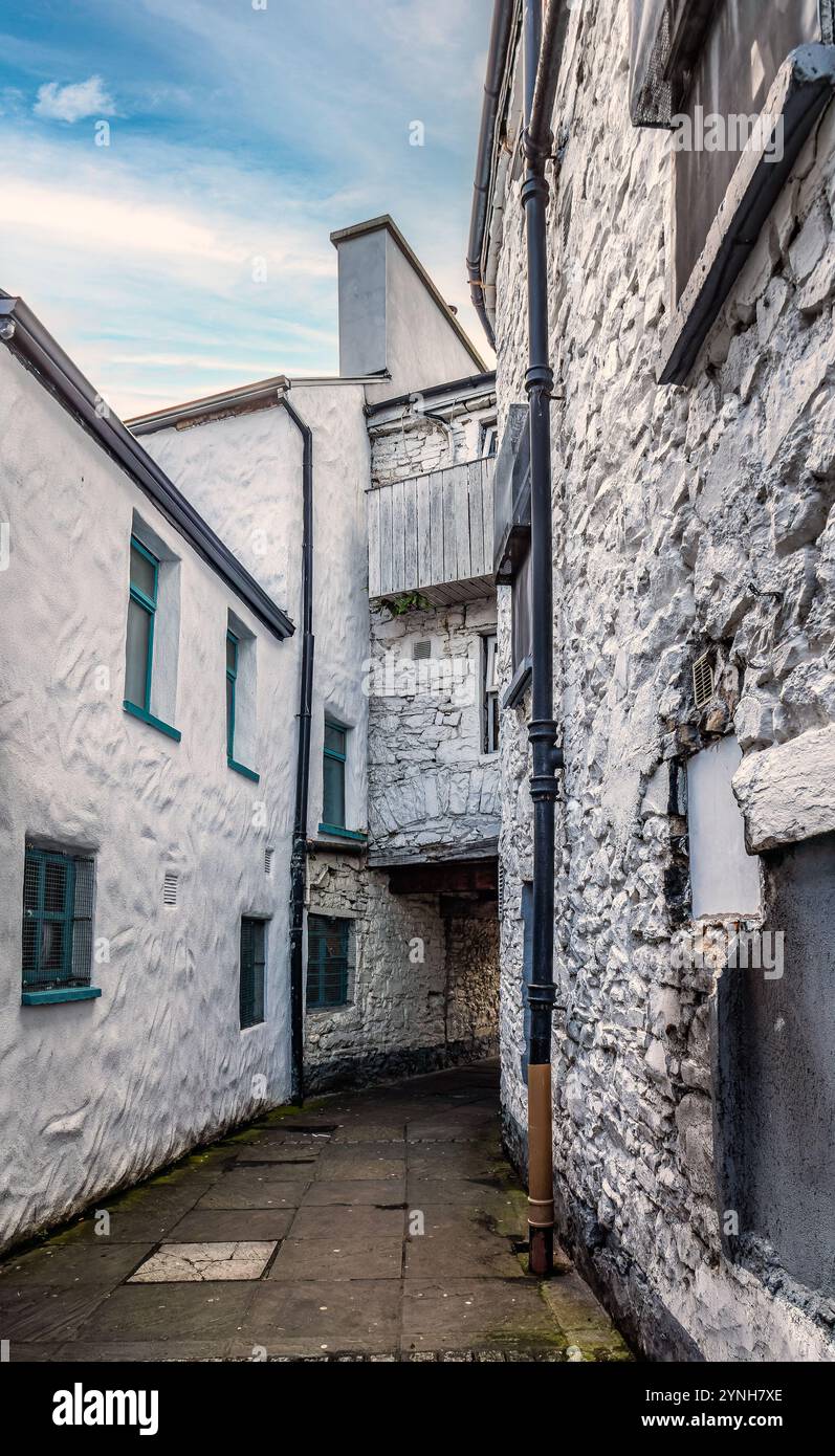 Eine malerische, enge Gasse mit rustikalen Steinhäusern. Die alte Architektur und der Kopfsteinpflasterweg vermitteln ein Gefühl von historischem Charme und Ruhe. Stockfoto