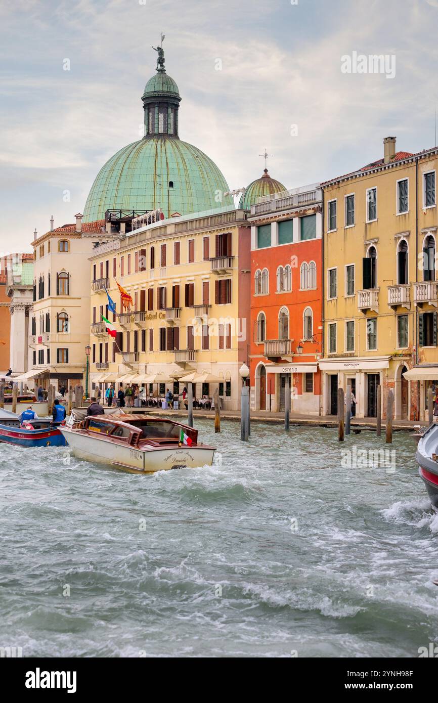 Venedig, Italien - 30. September 2024: Panoramablick auf den Canal Grande mit Booten Stockfoto