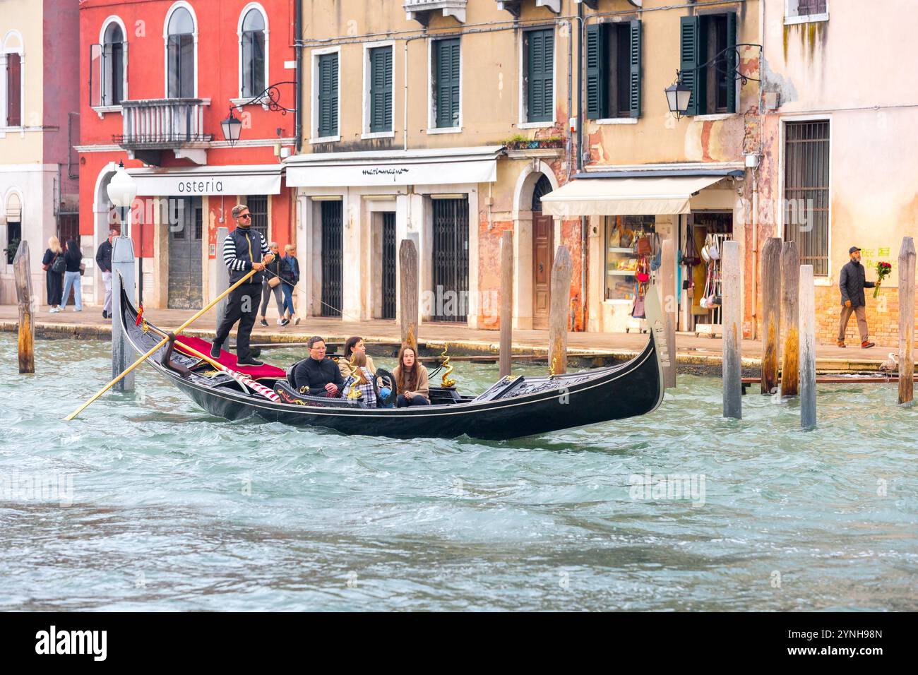 Venedig, Italien - 30. September 2024: Gondoliere in einer Gondelbahn auf dem Kanal der Altstadt Stockfoto