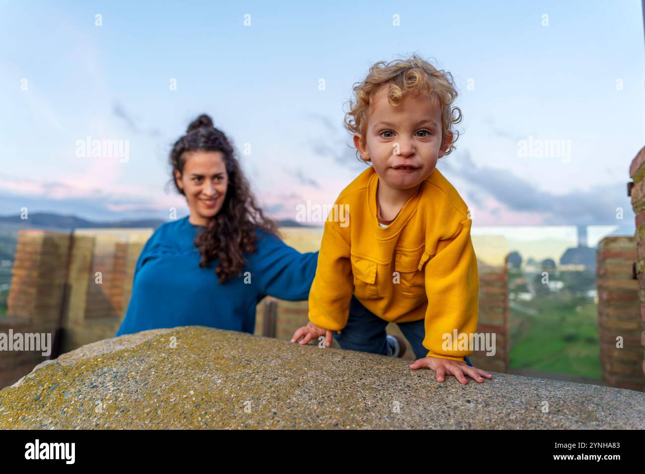 Mutter und Kleinkind genießen einen Besuch in einer alten muslimischen Festung, Kind lächelt in die Kamera Stockfoto