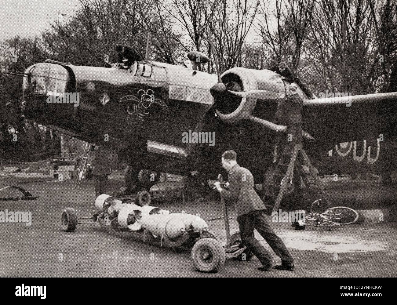 Ein Wellington, das bombardiert wurde, um für einen Angriff während des Zweiten Weltkriegs bereit zu sein. Aus Wings of war, veröffentlicht 1942. Stockfoto
