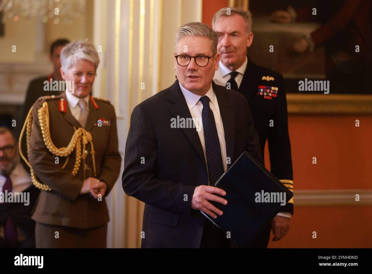 Premierminister Sir Keir Starmer lädt die Armed Forces Chiefs zu einer Bestandsaufnahme in der Downing Street 10 in London ein. Bilddatum: Dienstag, 26. November 2024. Stockfoto