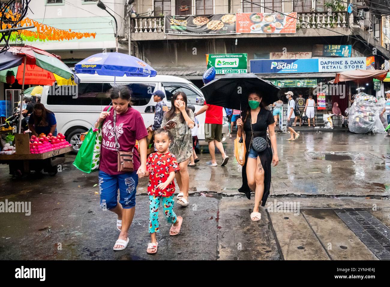 Eine typische geschäftige Straßenszene im Tondo-Viertel von Metro Manila auf den Philippinen. Stockfoto