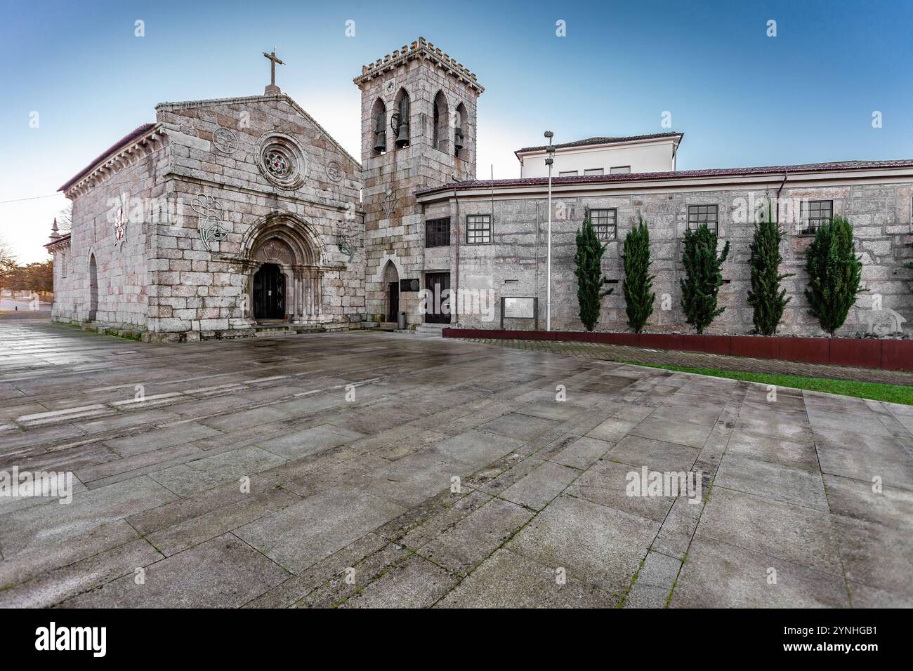 Vila Nova de Famalicao, Portugal. Kirche Santiago de Antas. Rota do Romanico oder romanische Route reisen durch mittelalterliche romanische und gotische Ar aus dem 13. Jahrhundert Stockfoto