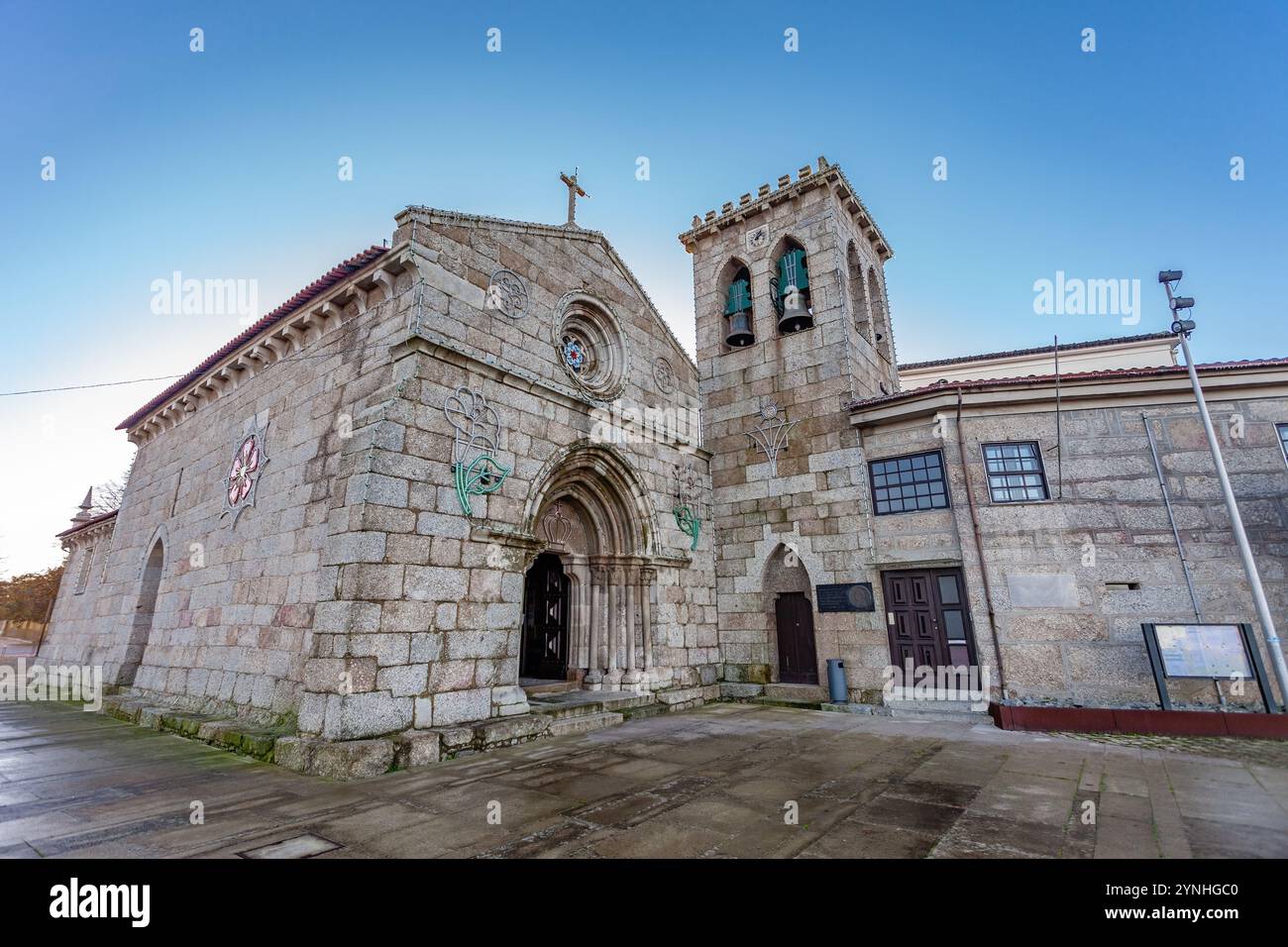 Vila Nova de Famalicao, Portugal. Kirche Santiago de Antas. Rota do Romanico oder romanische Route reisen durch mittelalterliche romanische und gotische Ar aus dem 13. Jahrhundert Stockfoto