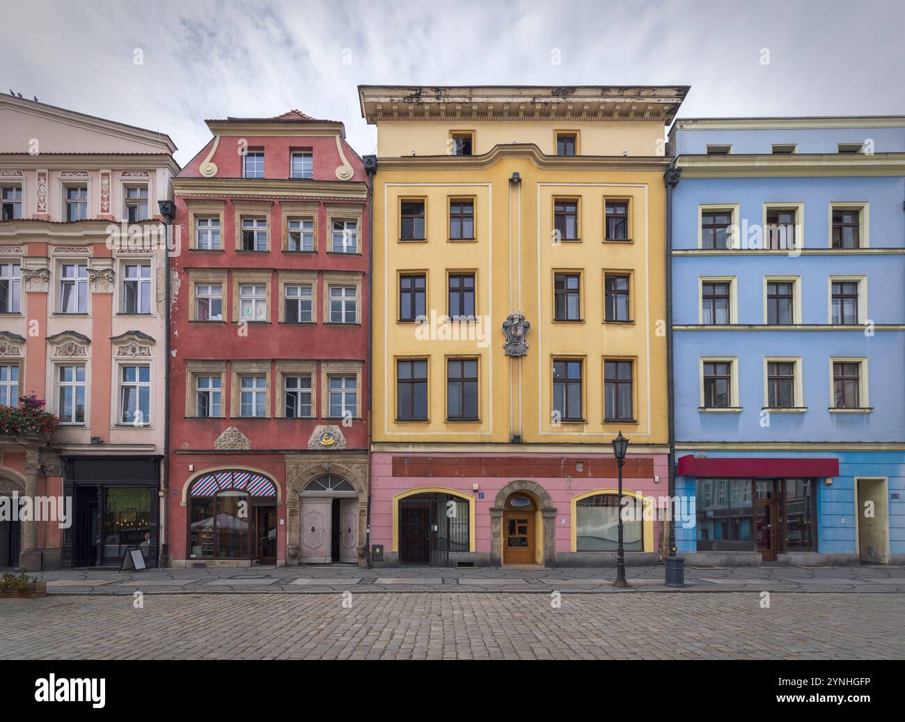 Historische Gebäude säumen die Kopfsteinpflasterstraßen von Swidnica und zeigen lebendige Architektur, Polen Stockfoto