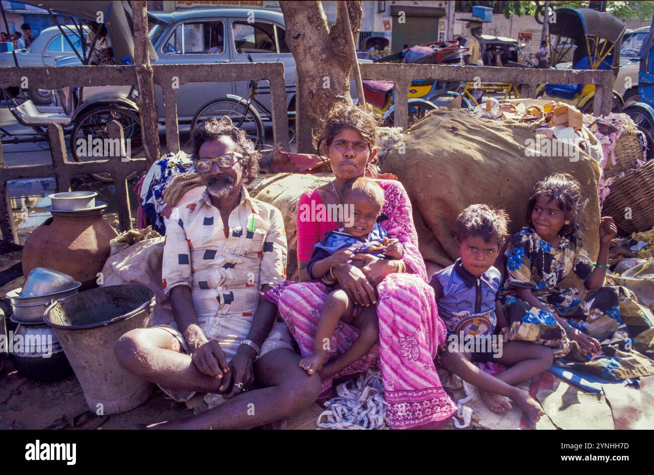 Indien, Bombay, obdachlose Familie, die von Land zu Stadt zog, lebt auf dem Bürgersteig und wartet auf Arbeit und Unterkunft. Stockfoto