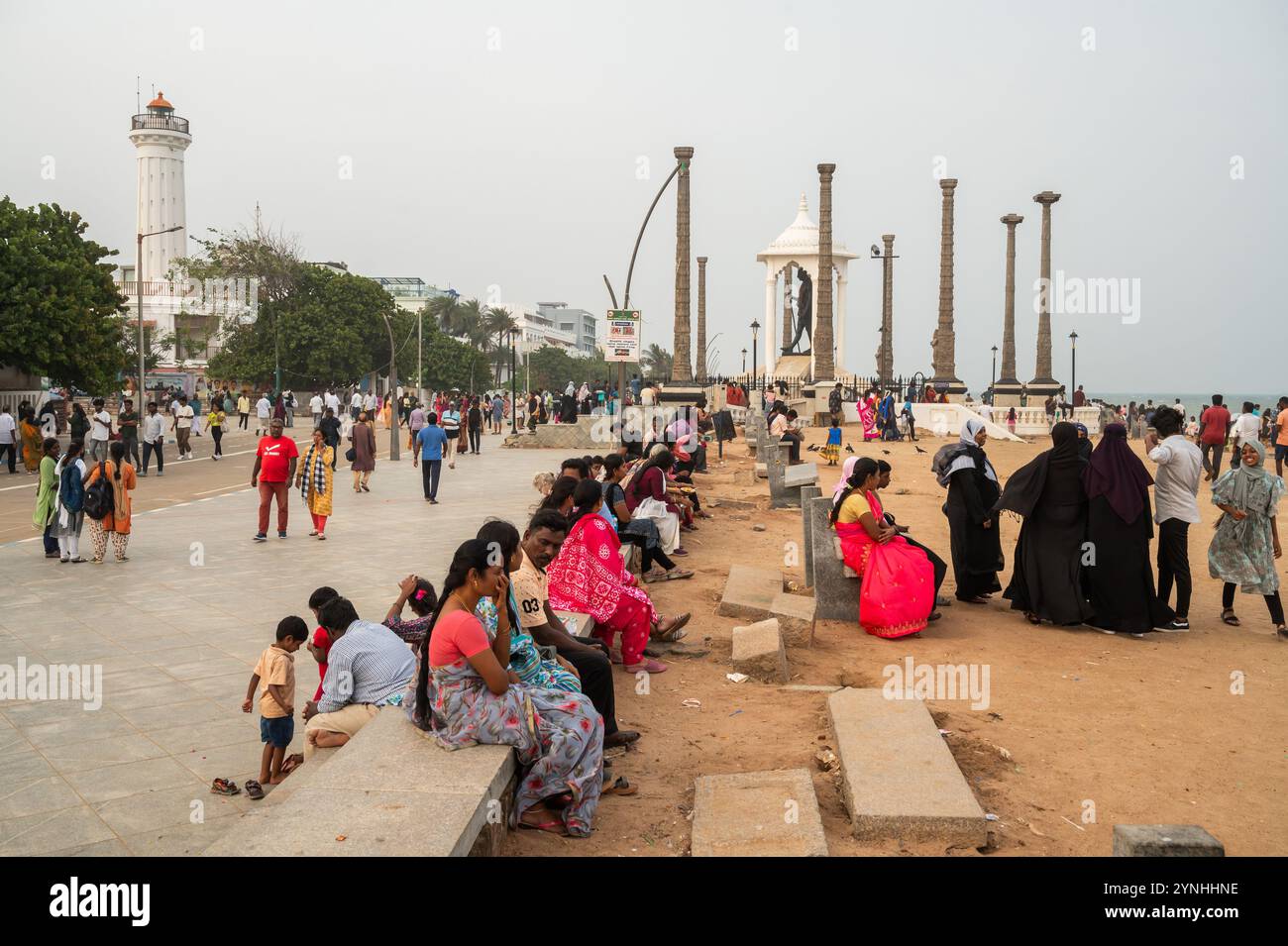 Pondicherry, Indien - November 2024: Gandhi-Statue auf der Promenade am Meer. Stockfoto