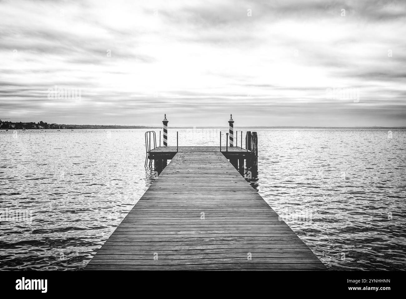 Laufsteg auf dem Gardasee in Schwarz-weiß Stockfoto