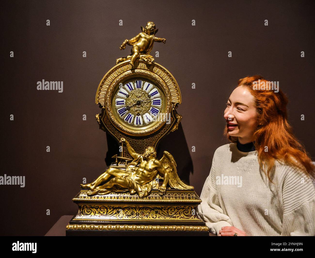 London, Großbritannien. November 2024. Uhrwerk von Claude Martinot Mantel Clock um 1726, das André-Charles Boulle zugeschrieben wird, zeigt fünf außergewöhnliche Zeitmesser, die die Geschichte erzählen, wie Boulle wissenschaftliche Entdeckungen nutzte, um einzigartige Uhrendesigns zu kreieren, deren Einfluss sich auf die ganze Welt und über die Jahrhunderte ausbreitete.27. November 2024 bis 2. März 2025. Quelle: Paul Quezada-Neiman/Alamy Live News Stockfoto