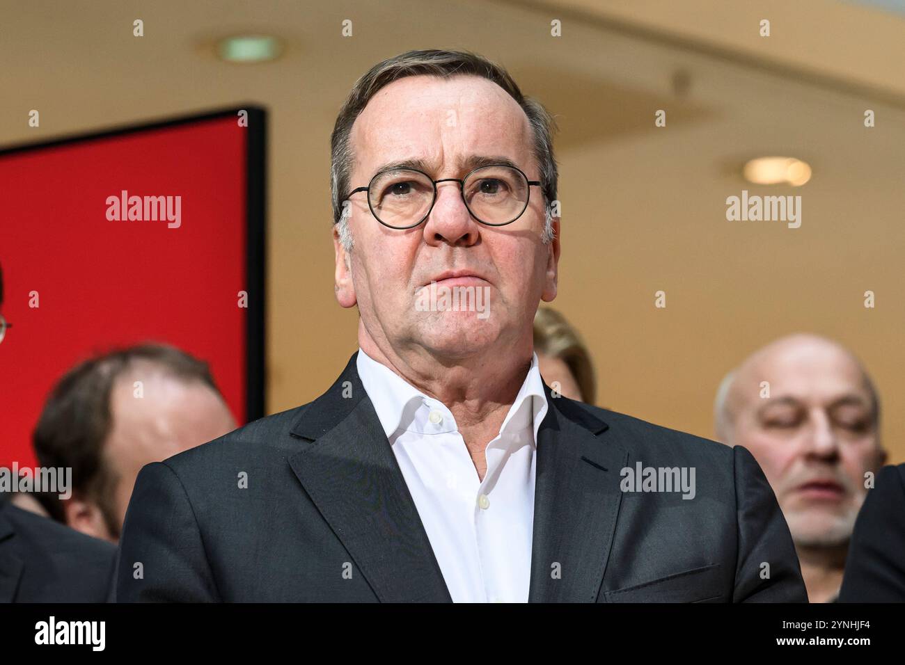 Berlin, Deutschland. November 2024. Deutschland, Berlin, Pressekonferenz, Pressekonferenz mit den SPD-Vorsitzenden Saskia Esken und Lars Klingbeil sowie Olaf Scholz nach Gremiensitzung, SPD, Politik im Atrium, Willy-Brandt-Haus, im Bild v.l.: Boris Pistorius, 25.11. 2024, . Quelle: HMB Media/Alamy Live News Stockfoto