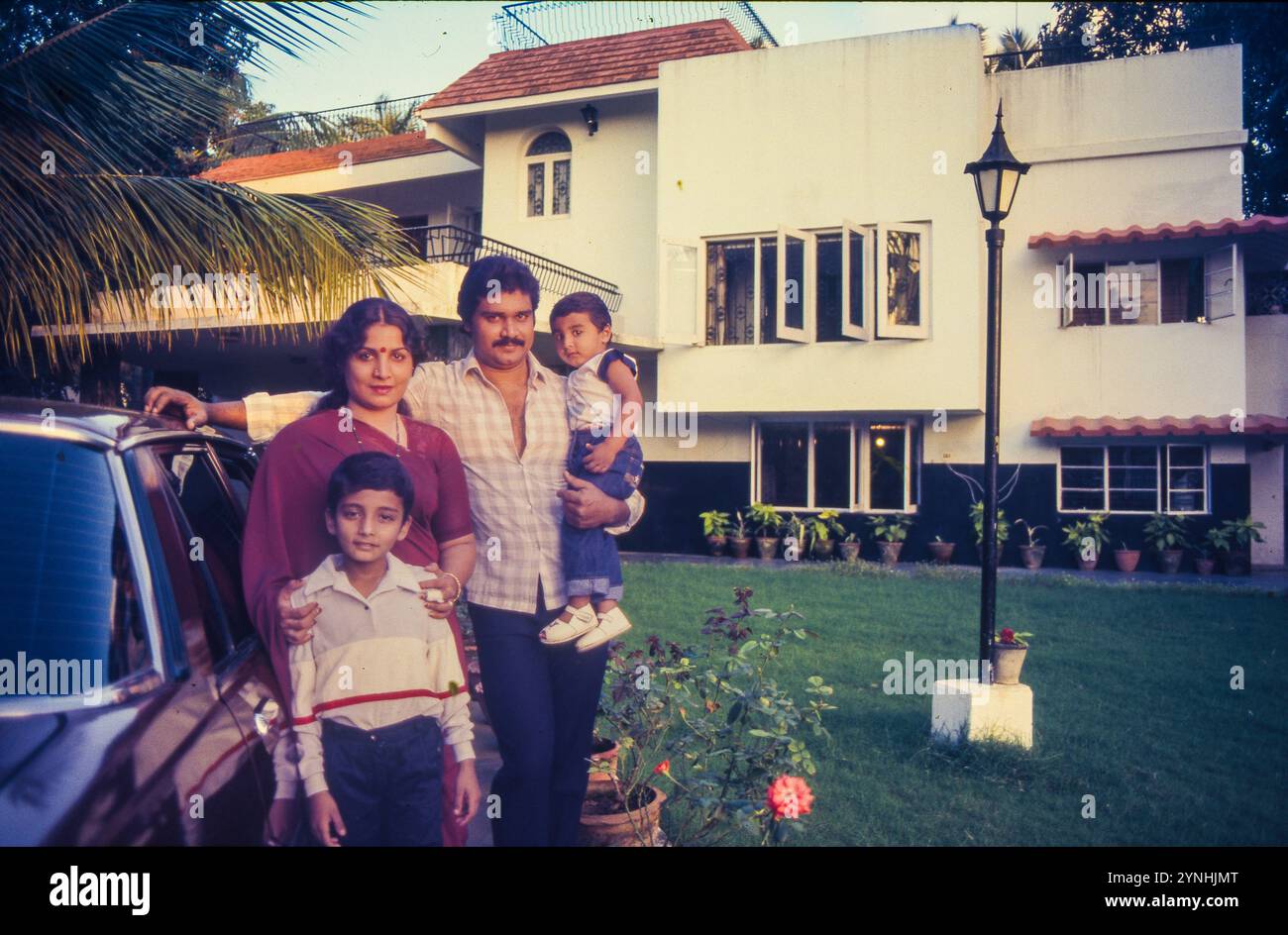 Indien, reiche Familie in Neu-Delhi vor ihrem Haus. Stockfoto