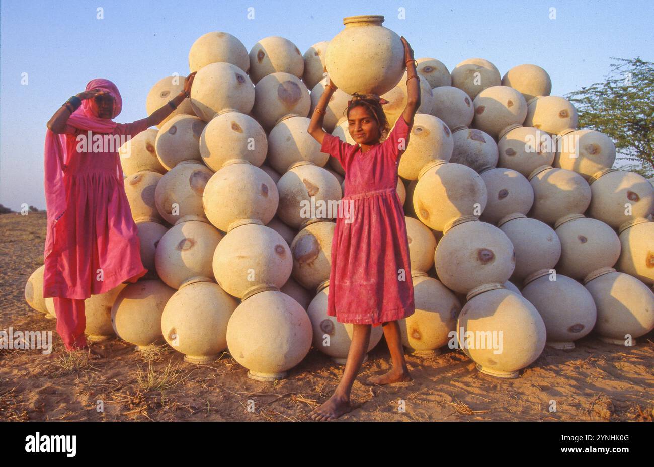 Indien, Rajastan, die Frau verkauft die Wasserkrüge, die ihr Mann gemacht hat. Stockfoto