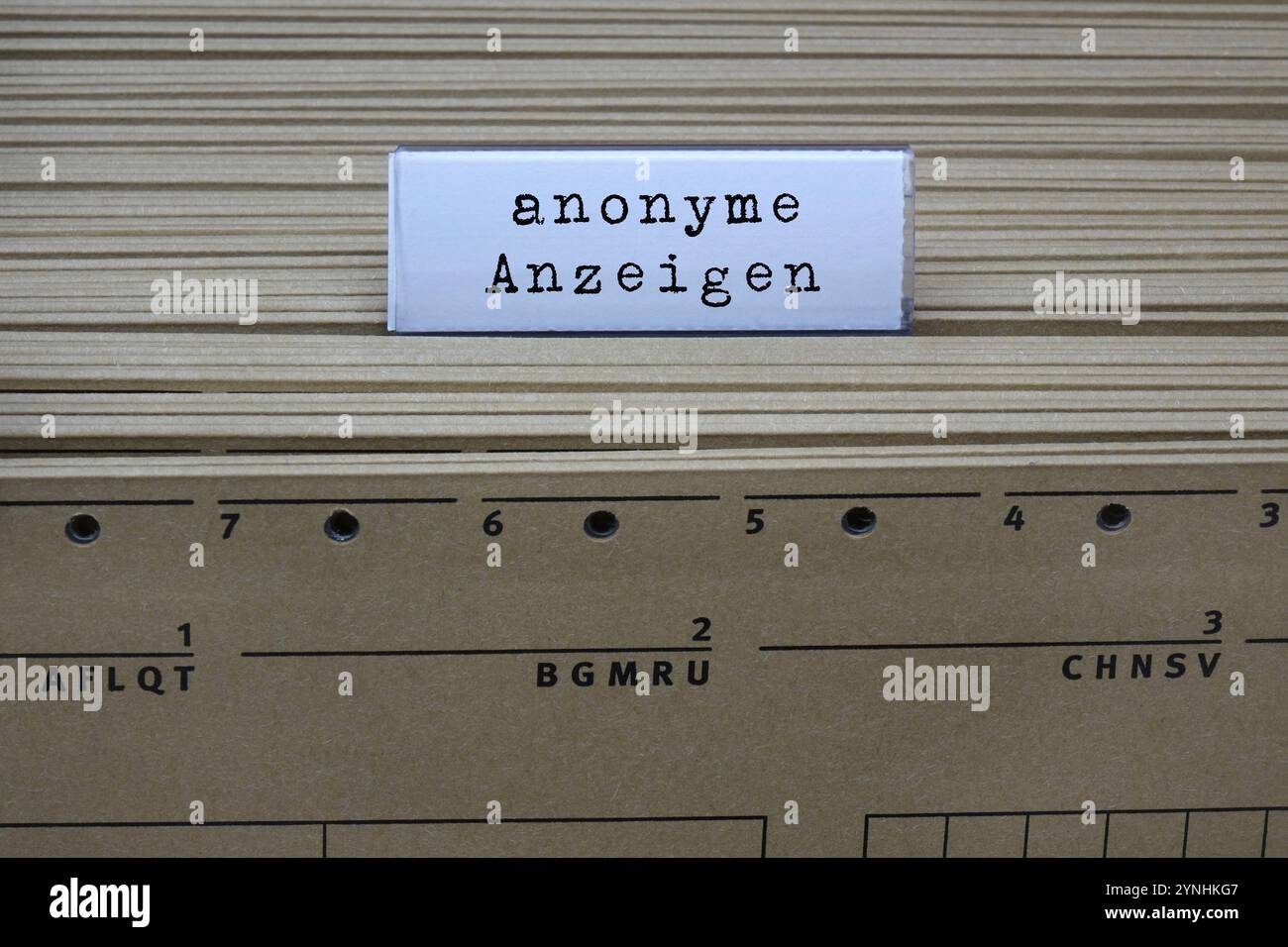 Hängeregister und anonyme Anzeigen Hängeregister und anonyme Anzeigen, 26.11.2024, Borkwalde, Brandenburg, an einem Hängeregister befindet sich der Schriftzug anonyme Anzeigen. *** Hängeregister und anonyme Anzeigen Hängeregister und anonyme Anzeigen, 26 11 2024, Borkwalde, Brandenburg, eines der Hängeregister trägt die Inschrift anonyme Werbung Stockfoto