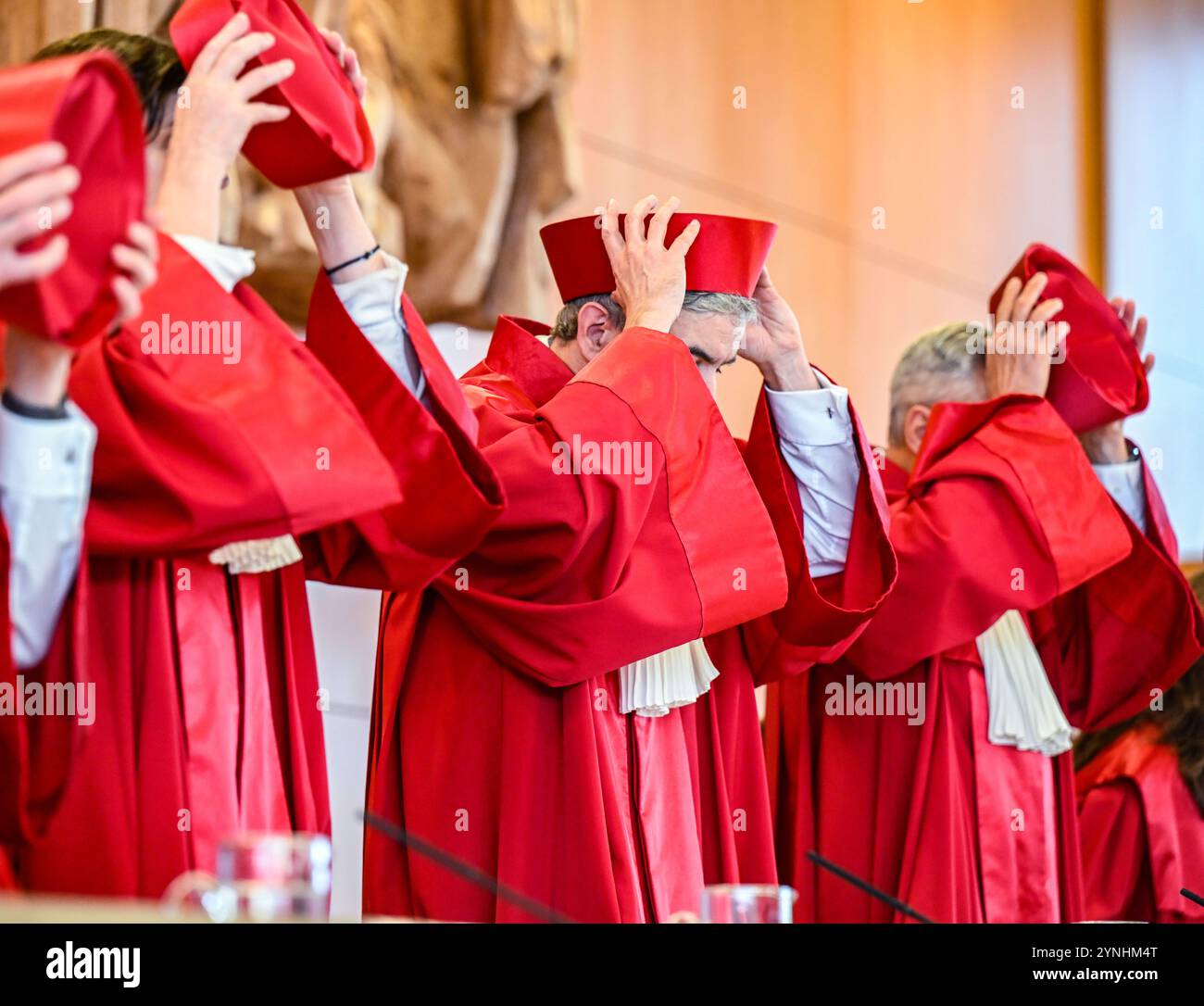 Karlsruhe, Deutschland. November 2024. Der erste Senat des Bundesverfassungsgerichts, (l-r) Yvonne Ott, Stephan Harbarth, Vorsitzender des Senats und Präsident des Gerichts, Josef Christ, verkünden das Urteil über Zwangsmaßnahmen. Nach dem Urteil ist eine Krankenhausreservierung für medizinische Zwangsmaßnahmen teilweise verfassungswidrig. Quelle: Uli Deck/dpa/Alamy Live News Stockfoto