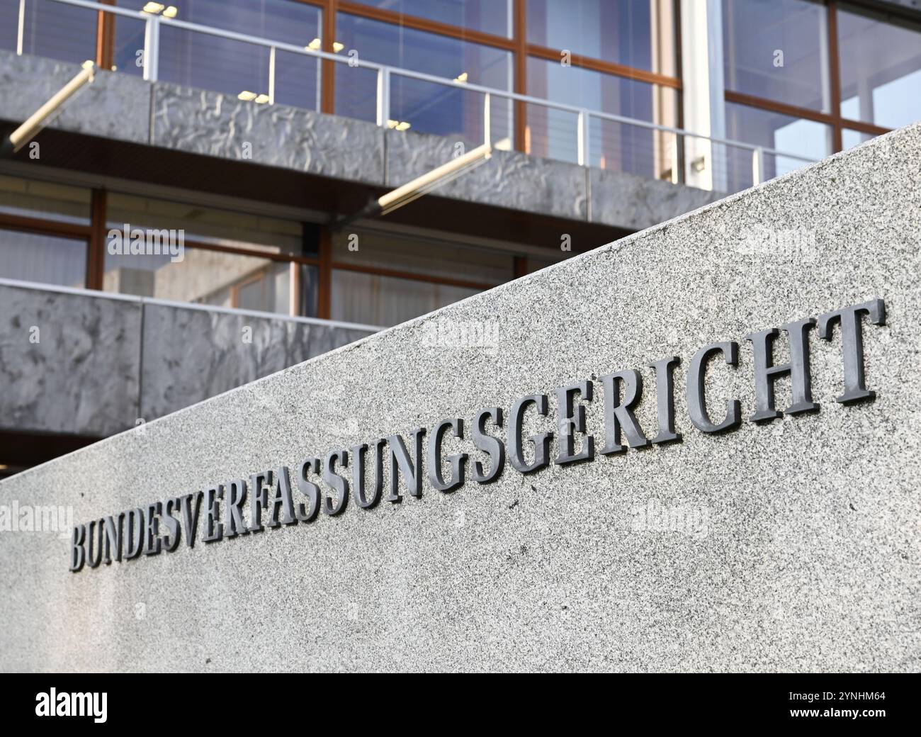 Karlsruhe, Deutschland. November 2024. Außenansicht des Bundesverfassungsgerichts mit der Aufschrift Bundesverfassungsgericht. Der erste Senat des Gerichts kündigte das Urteil über Zwangsmaßnahmen an. Nach dem Urteil ist eine Krankenhausreservierung für medizinische Zwangsmaßnahmen teilweise verfassungswidrig. Quelle: Uli Deck/dpa/Alamy Live News Stockfoto