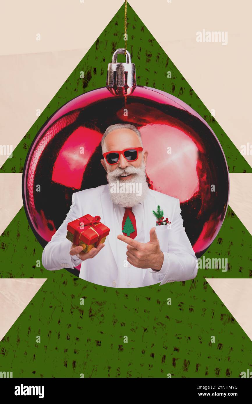 Trend Artwork Poster Composite Sketch Bild Collage von weihnachten Winter Urlaub Alter Mann Show Geschenk riesige Kugel Spielzeug Tanne Dekor hinter Stockfoto