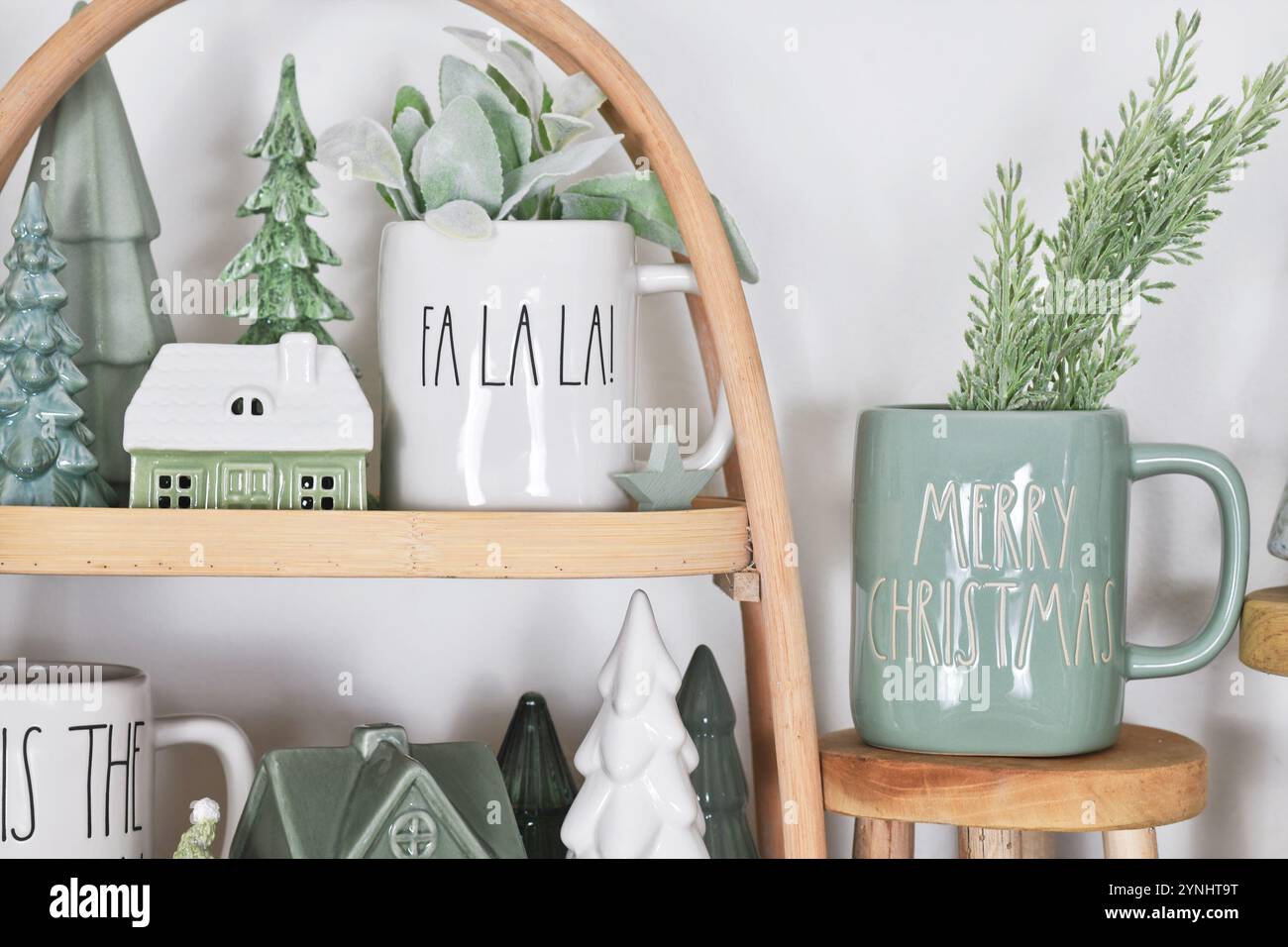 Ermany, November 2024: Wunderschöne Weihnachtsdekoration im Bauernhaus- oder Boho-Stil mit Tassen in trendigen weiß- und mintgrünen Farben Stockfoto